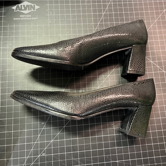 EUC Stuart Weitzman leather block heel pumps - Picture 7 of 7